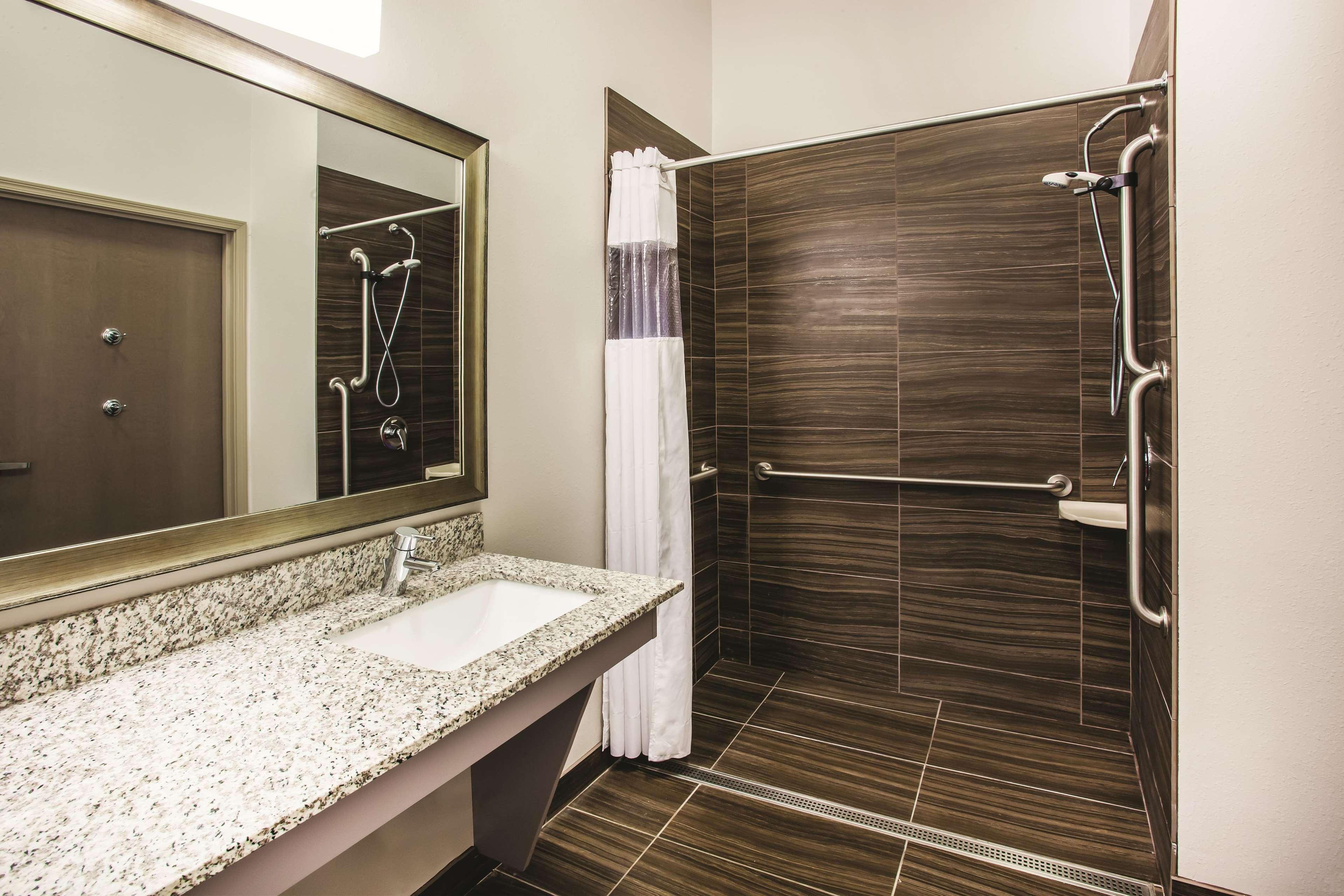 La Quinta By Wyndham St. Paul-Woodbury Hotel Exterior photo