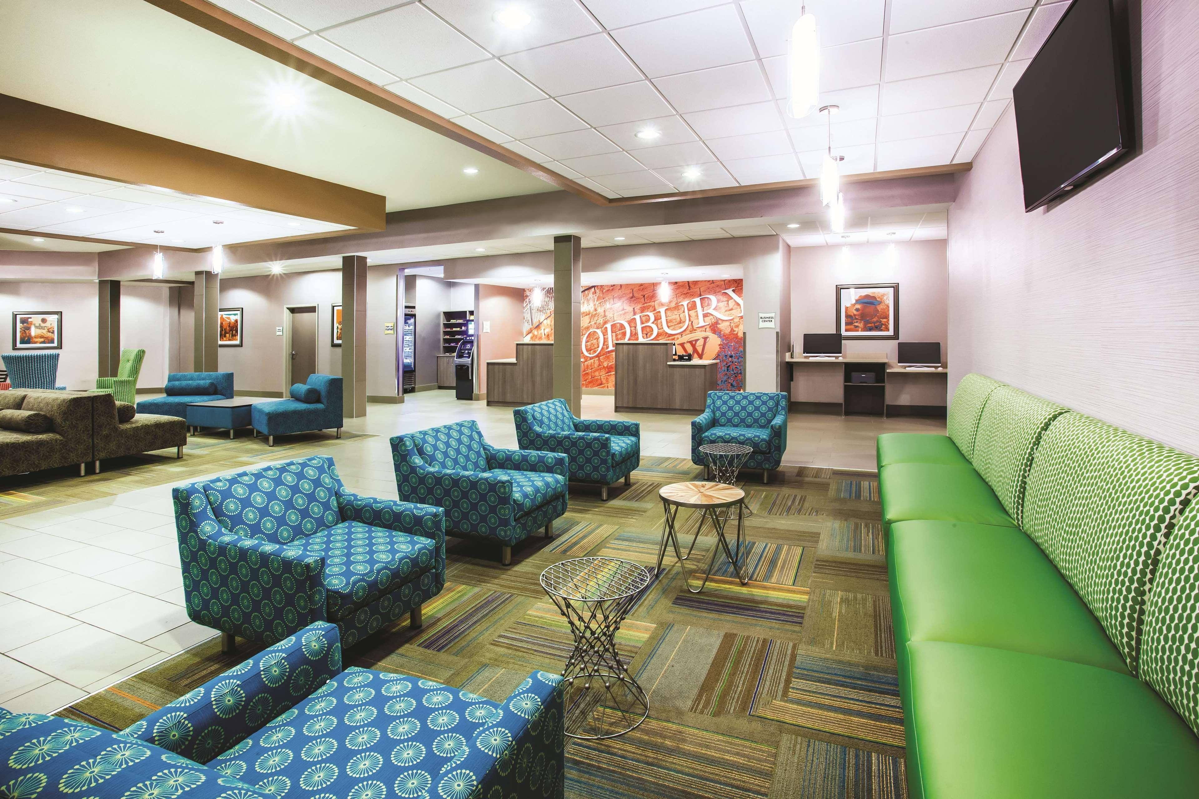 La Quinta By Wyndham St. Paul-Woodbury Hotel Exterior photo